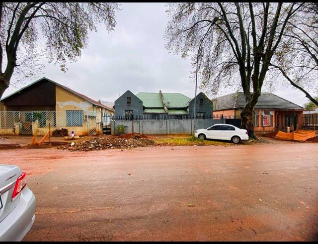 6 BEDROOM HOUSE FOR SALE IN BEZUIDENHOUT VALLEY